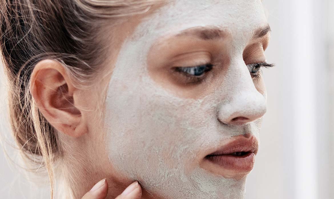 El uso de mascarillas limpiadoras y exfoliantes te ayudará a desincrustar los poros para que la piel absorba mejor tus tratamientos hidratantes.